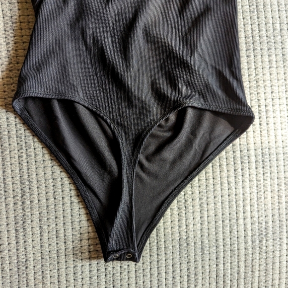 Abercrombie & Fitch ribbed asymmetrical bodysuit size Small - Picture 4 of 4